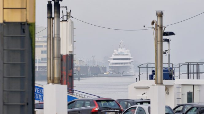 Mega yacht QUANTUM BLUE arriving at Lurssen - Photo DrDuu