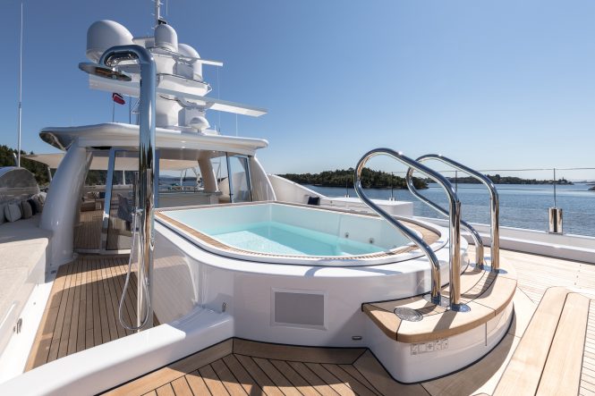 Sundeck Jacuzzi hot tub