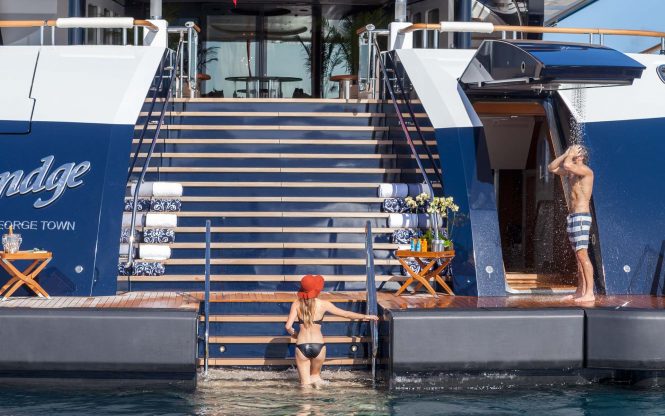 Amazing beach club with shower