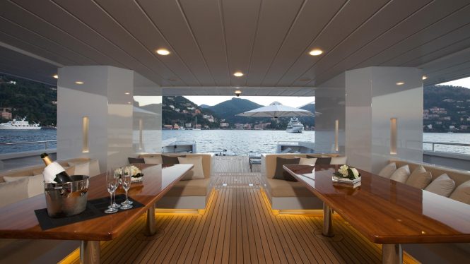 Alfresco dining - Photo credit Tansu Yachts