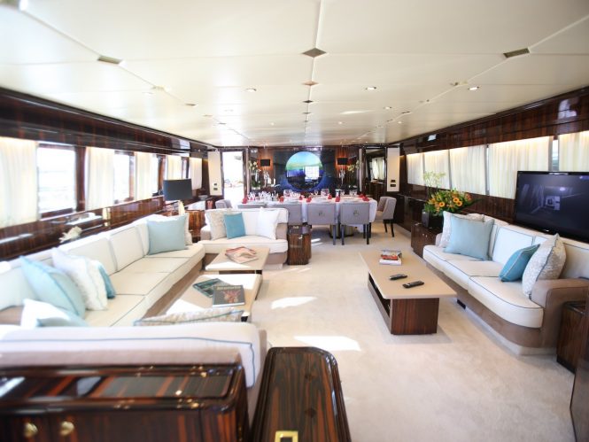 Spacious saloon with dining area