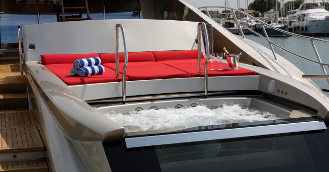 Infinity Jacuzzi pool