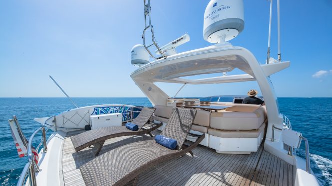 flybridge sunbathing area