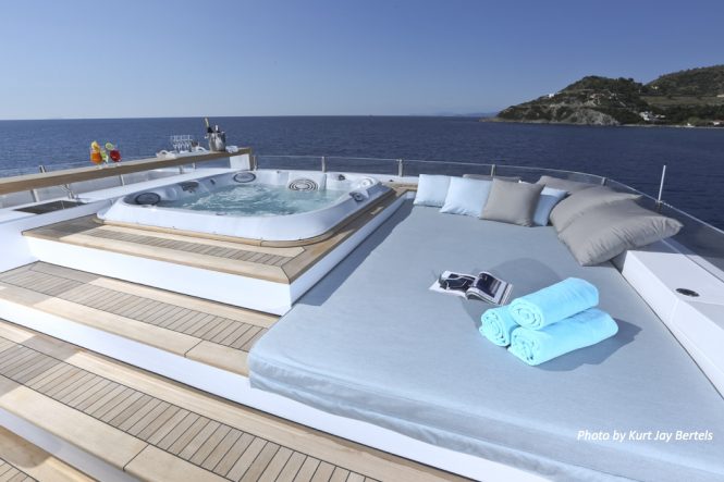 Jacuzzi with plenty of sunbathing areas