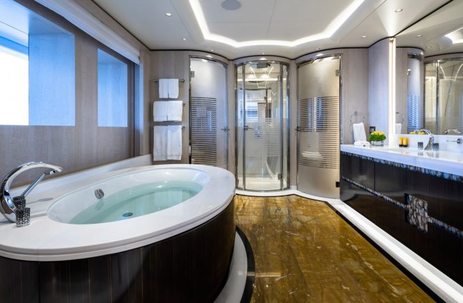 Master bathroom - Photo © Jeff Brown Photography