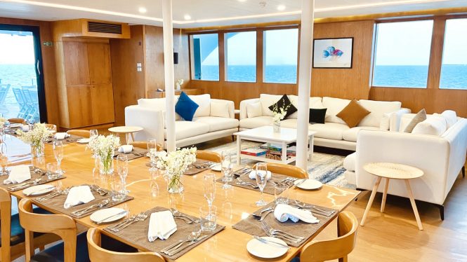 Elegant saloon with a dining area