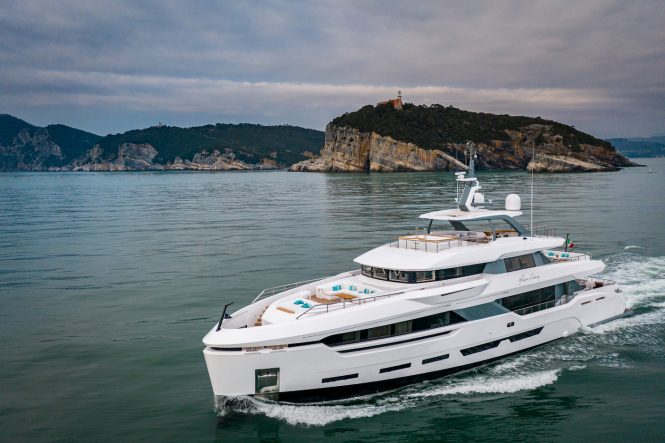 Motor yacht RUN AWAY