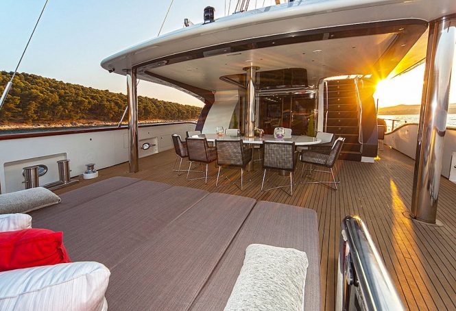 Sunbathing and alfresco dinning area