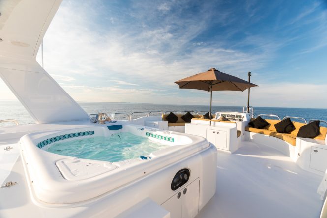 Jacuzzi on bridge deck © Quin BISSET