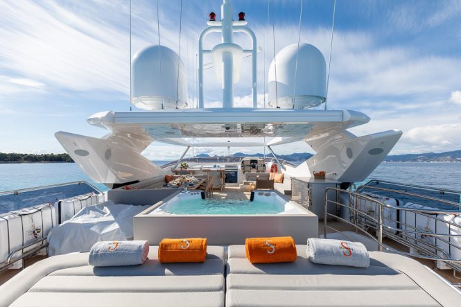 sun deck with Jacuzzi