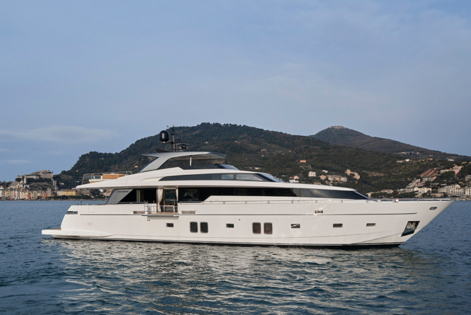 motor yacht LADY WHITE