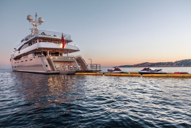 LIGHT HOLIC with toys