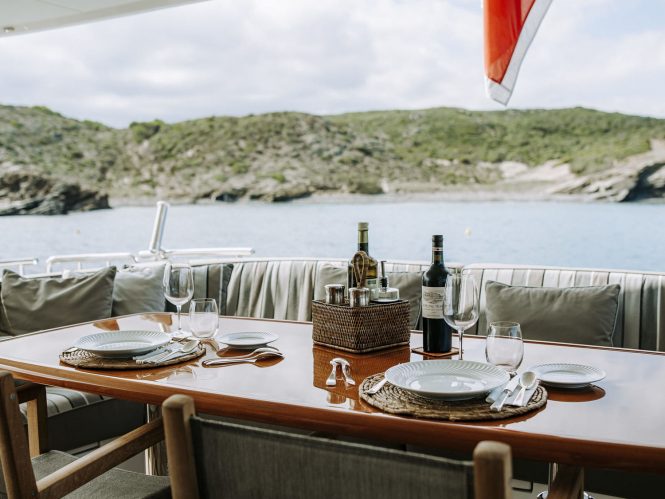 Aft deck alfresco dining