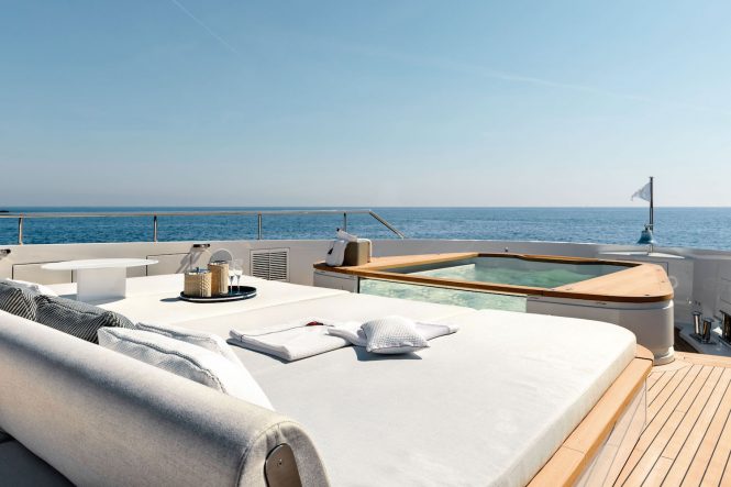 Upper deck with Jacuzzi