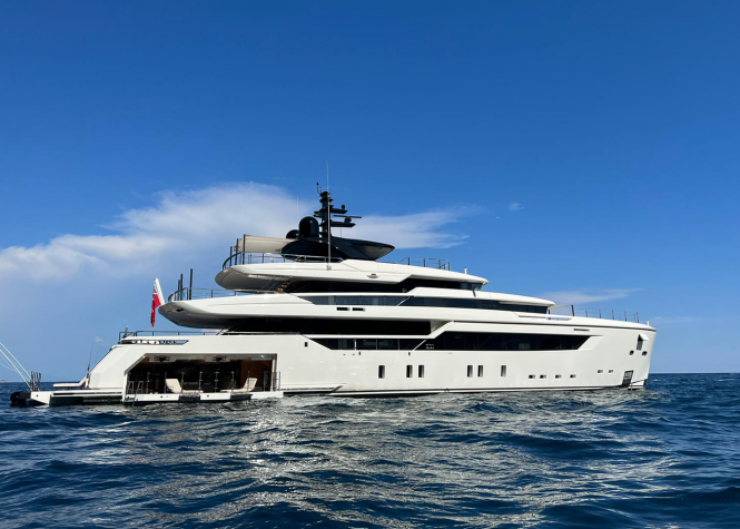 Super yacht AIX