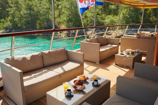 Exterior seating on the deck