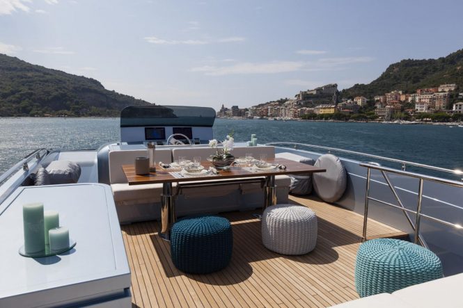 alfresco dining on flybridge