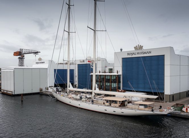 Athos_post-Huisfit Amsterdam © by Tom Van Oossanen