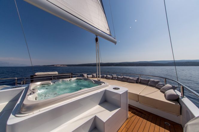 OMNIA | Sun Deck Jacuzzi