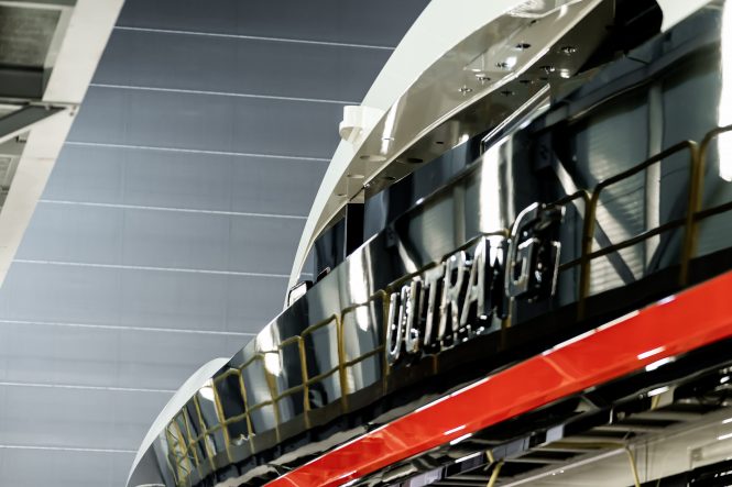 ULTRA G distinctive red hull stripe