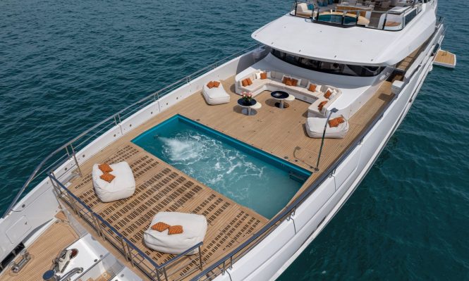 Foredeck pool (sistership)