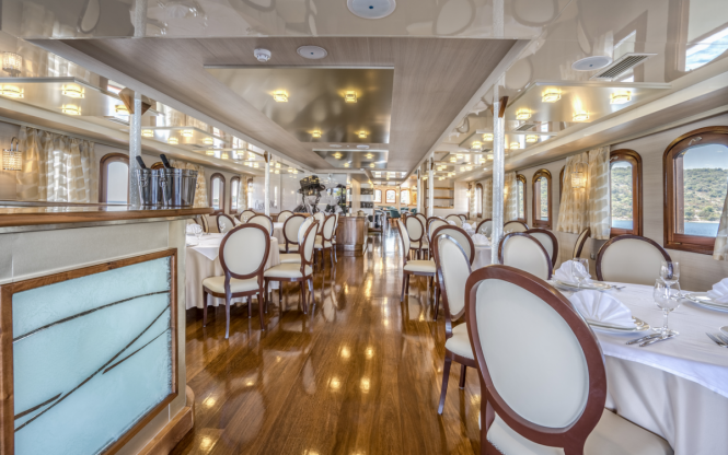 CASABLANCA | Upper deck dining