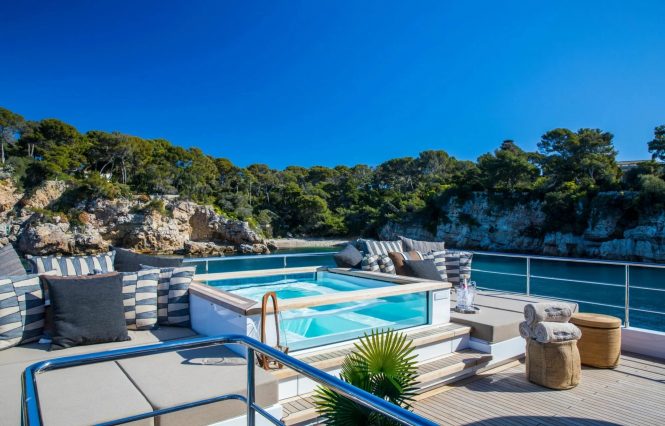 Sun deck jacuzzi detail ©StuartPearce