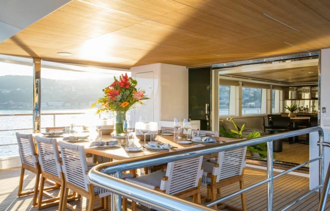 Upper deck dining ©StuartPearce