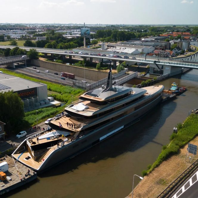 Luxury yacht OBSIDIAN | image https://www.instagram.com/dronepilot_lion