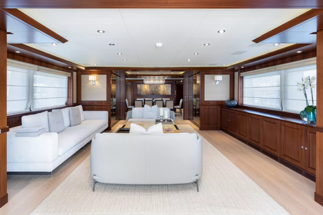 ONLY EIGHTY Main salon