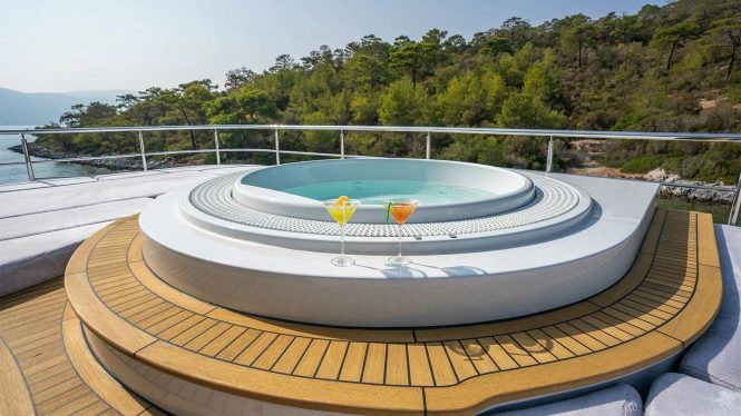 Deck jacuzzi