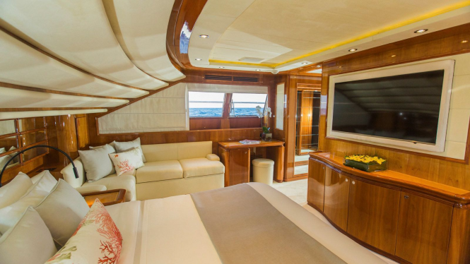 Master suite with seating area