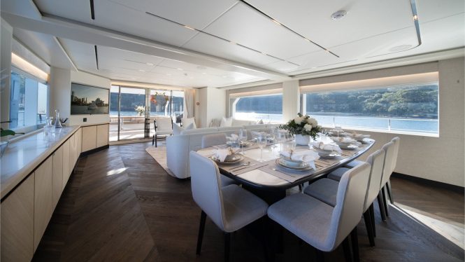 BLUESTONE 1 Main salon