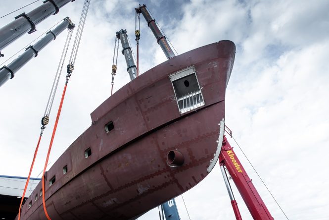 YN205 Moonen 122 Martinique - Hull turning after