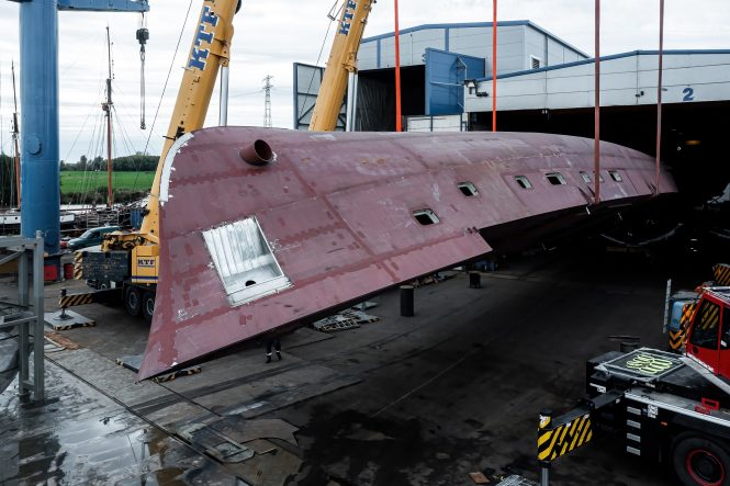 YN205 Moonen 122 Martinique - Hull turning before