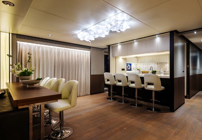 Main salon dining - bar set up