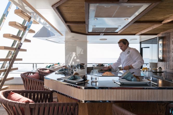 bar - photo Jeff Brown