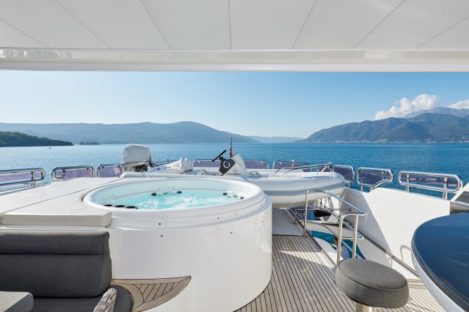 Jacuzzi on the flybridge 