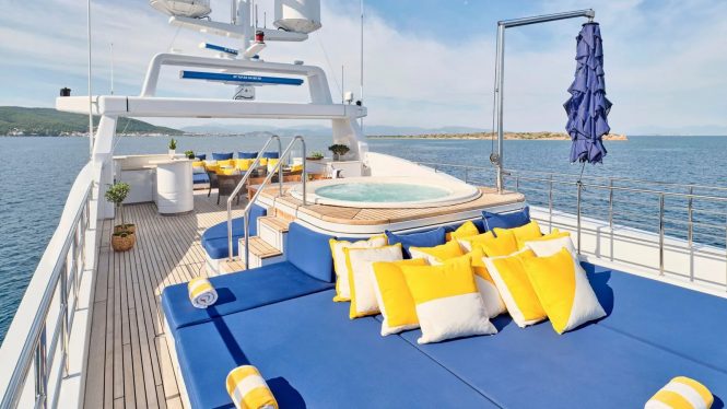 Sun deck with jacuzzi