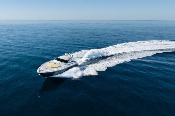 Motor yacht SLIP AWAY Underway