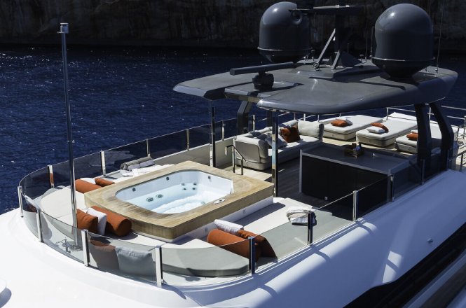 Sun deck with jacuzzi, bar and dining