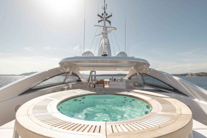 Sun deck jacuzzi | image courtesy of Benetti