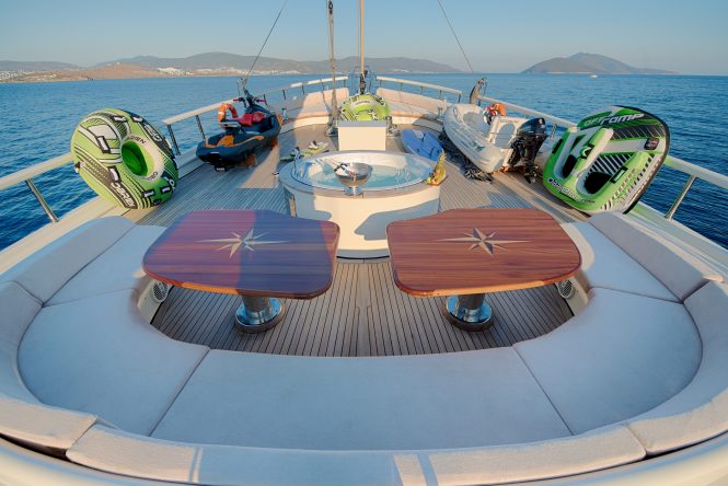 foredeck with Jacuzzi and toys