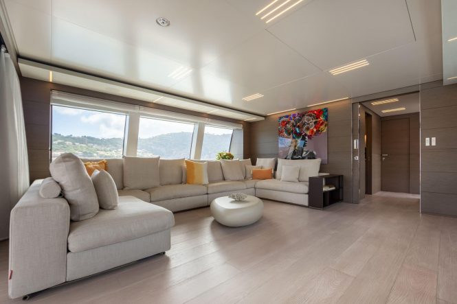 Luxury yacht KIKI V | Upper deck salon