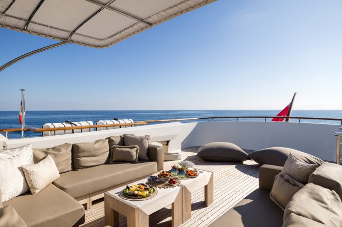 Superyacht ORIZZONTE sun deck