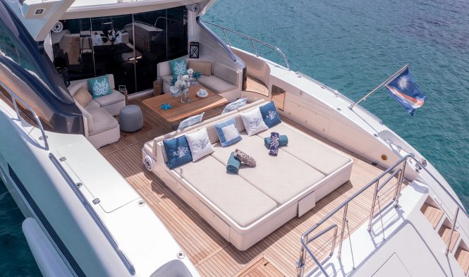 Sociable aft deck with deluxe sun pads