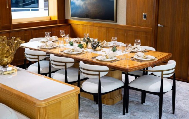 Elegant interior dining set up