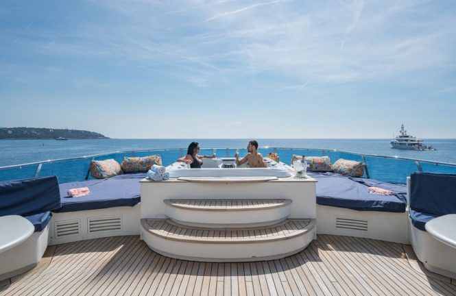 Deck jacuzzi