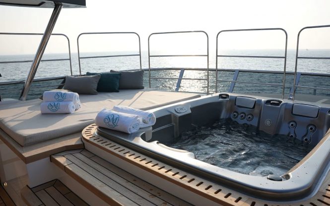 Motor yacht GEULUNEL jacuzzi