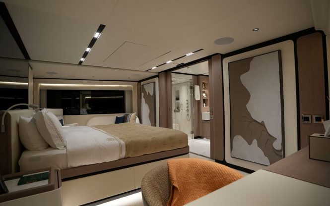 Motor yacht GEULUNEL master suite